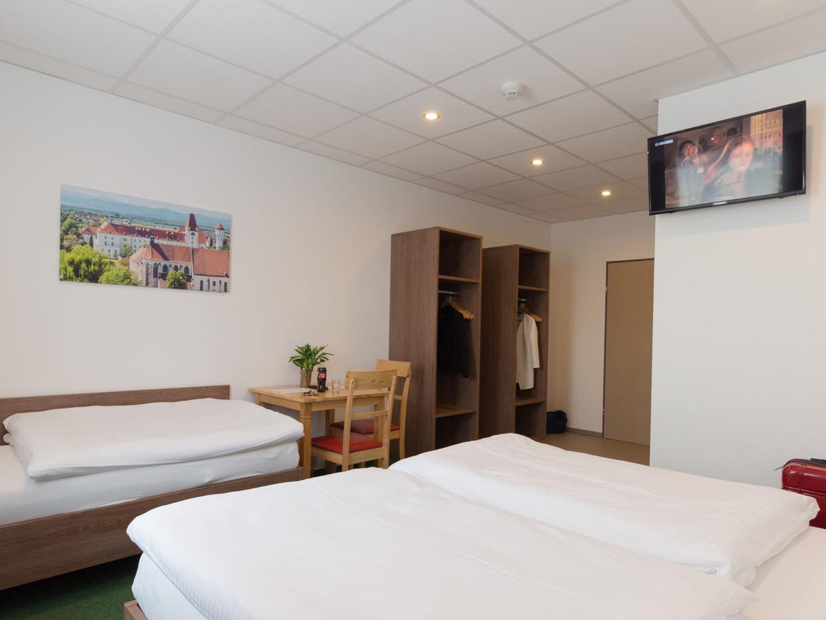 Winbudget "Bed&Breakfast" Wiener Neustadt Exterior foto